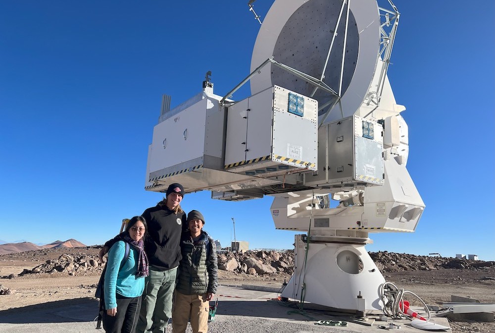 Estudiantes de física trabajando en telescopios chilenos